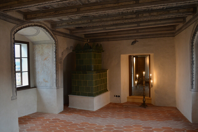 Vrchol budoucí prohlídkové trasy – místnost s restaurovaným záklopovým stropem. Restaurovány však byly také výmalby ve špaletách oken, byla doplněna podlaha a postavena kopie renesančních kachlových kamen.